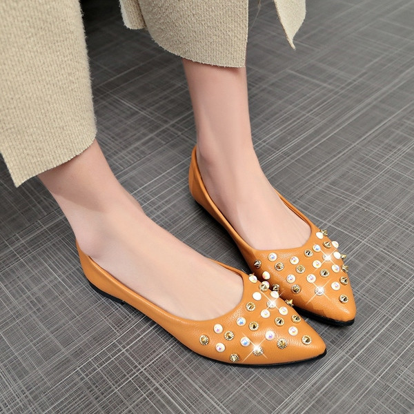 Aktuális női cipő díszgyöngyökkel három színben