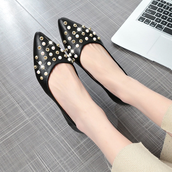 Aktuális női cipő díszgyöngyökkel három színben