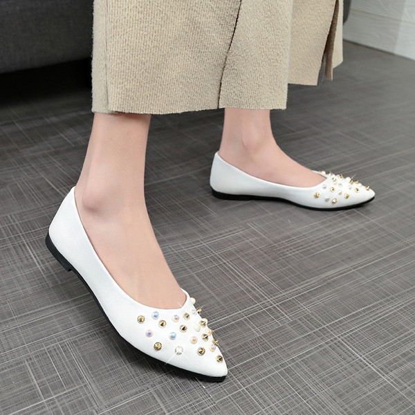 Aktuális női cipő díszgyöngyökkel három színben