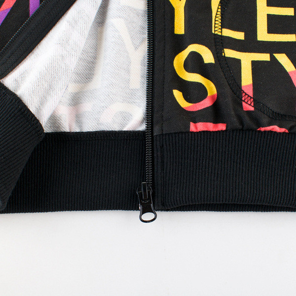 Μοντέρνα παιδική φούτερ για αγόρια με πολύχρωμη επιγραφή