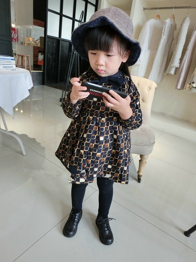 Modern gyerekruha szabású modell színes motívummal, két színben