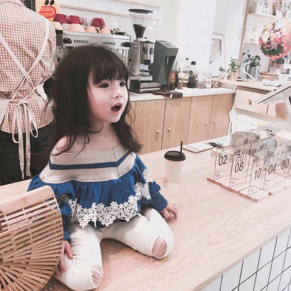 Modern gyerekblúz lányoknak elemmel - piros és kék csipke