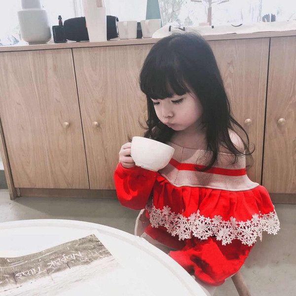 Modern gyerekblúz lányoknak elemmel - piros és kék csipke