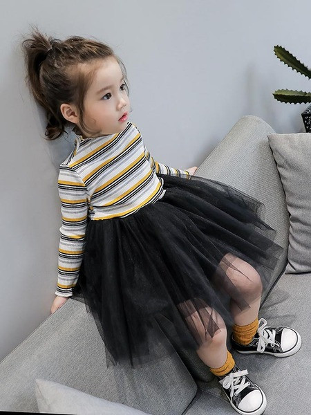 Modern csíkos gyerekruha hosszú ujjal, tüllből