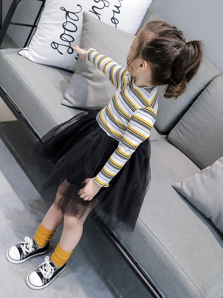 Modern csíkos gyerekruha hosszú ujjal, tüllből