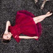 Stílusos gyerekruha csipkével, három színben