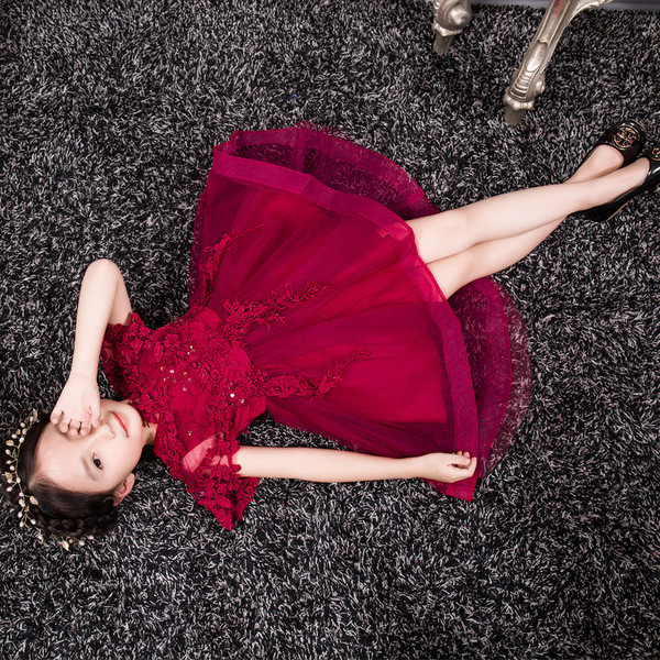 Stílusos gyerekruha csipkével, három színben