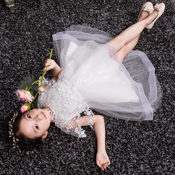 Stílusos gyerekruha csipkével, három színben