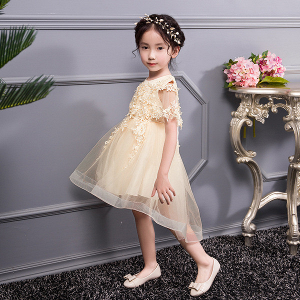 Stílusos gyerekruha csipkével, három színben