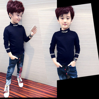 Ежедневна детска блуза за момчета с надписи в черен и бял цвят