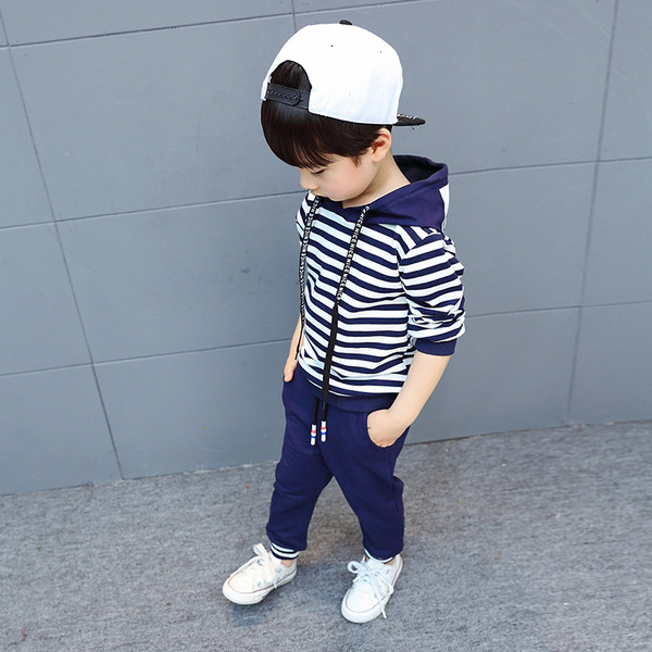 Sportos gyerekkészlet fiúknak, csíkos pulóverrel és kék nadrággal