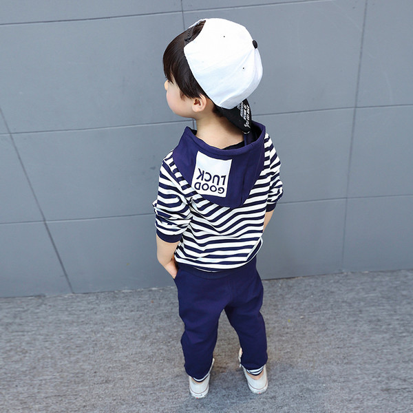 Sportos gyerekkészlet fiúknak, csíkos pulóverrel és kék nadrággal