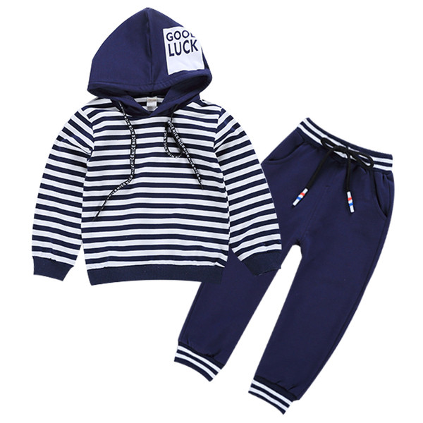 Sportos gyerekkészlet fiúknak, csíkos pulóverrel és kék nadrággal