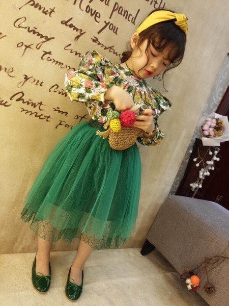 Korszerű gyerekszett, tüllszoknyával és blúzzal