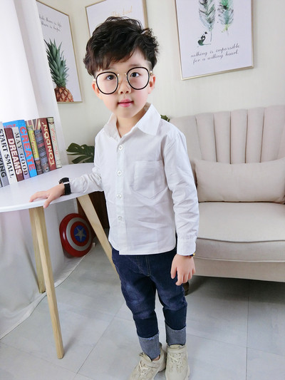 Stílusos gyereking fiúknak fehér zsebbel