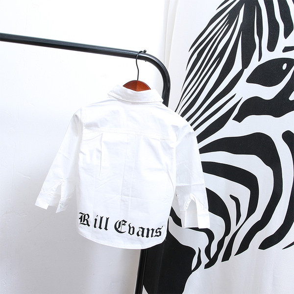 Stílusos gyereking fiúknak fehér zsebbel