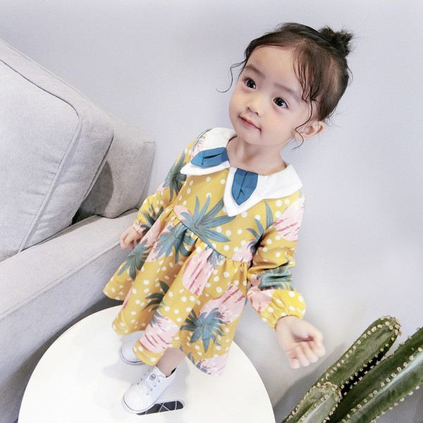 Rochie moderna pentru copii de culoare galbena cu guler alb si aplicatie