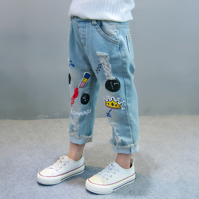 Μοντέρνα παιδικά τζιν για κορίτσια με έγχρωμα εμβλήματα