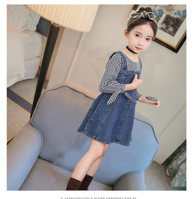 Актуална детска дънкова рокля разкроен модел