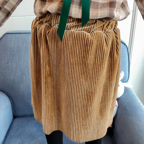 Modern bársony gyerekszoknya szabású modell