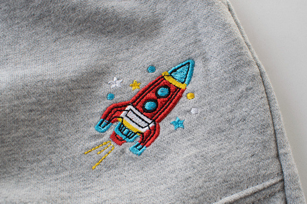 Παιδικό παντελόνι με κεντήματα για αγόρια σε δύο χρώματα