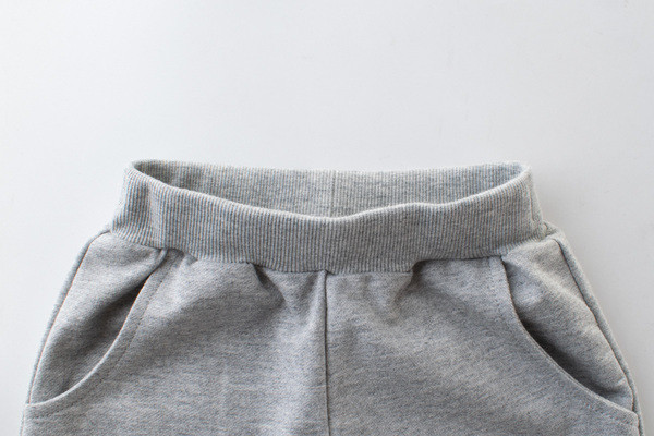 Παιδικό παντελόνι με κεντήματα για αγόρια σε δύο χρώματα