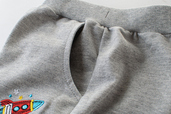 Παιδικό παντελόνι με κεντήματα για αγόρια σε δύο χρώματα