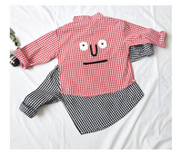 Modern gyereking fiúknak fekete és piros színben