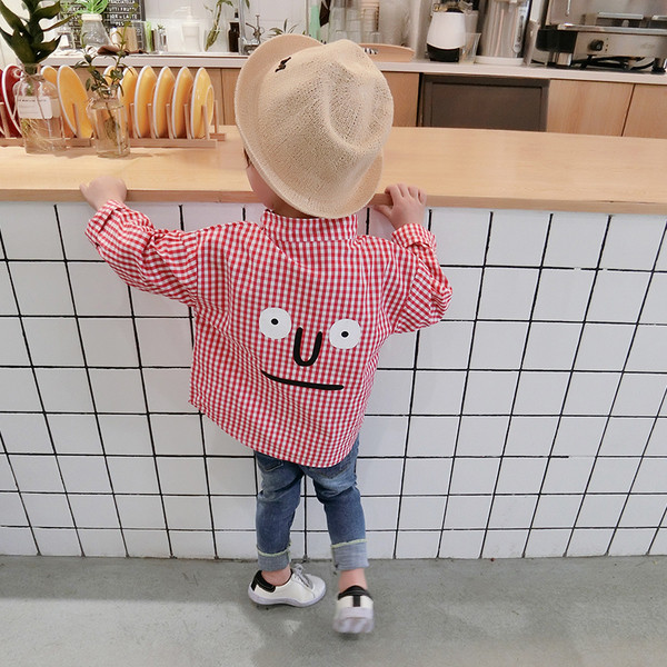 Modern gyereking fiúknak fekete és piros színben