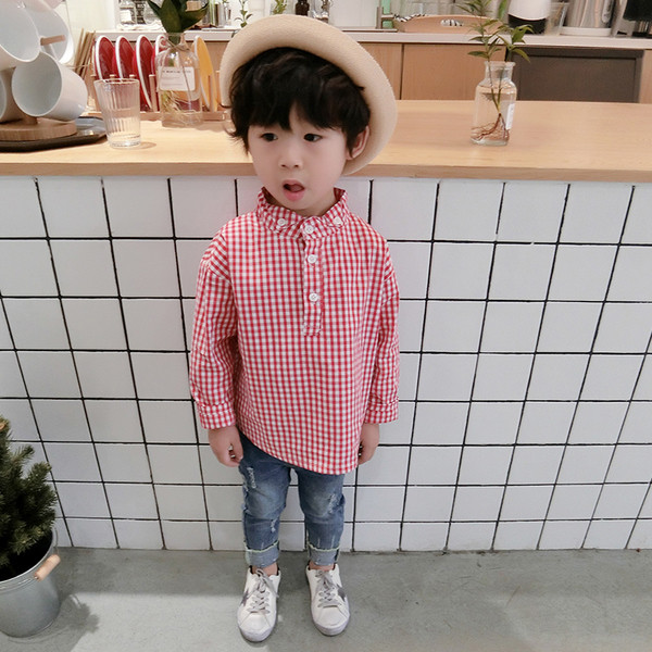 Modern gyereking fiúknak fekete és piros színben