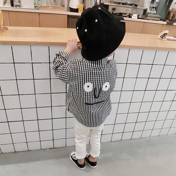 Modern gyereking fiúknak fekete és piros színben