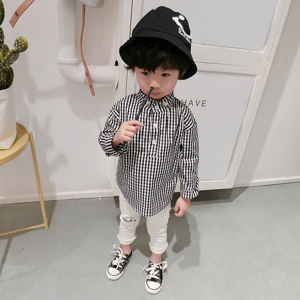 Modern gyereking fiúknak fekete és piros színben