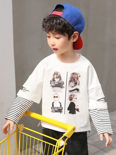 Μοντέρνα παιδική μπλούζα με ριγέ μανίκια σε μαύρο και κόκκινο χρώμα