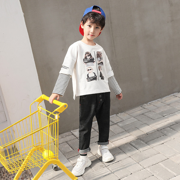 Μοντέρνα παιδική μπλούζα με ριγέ μανίκια σε μαύρο και κόκκινο χρώμα