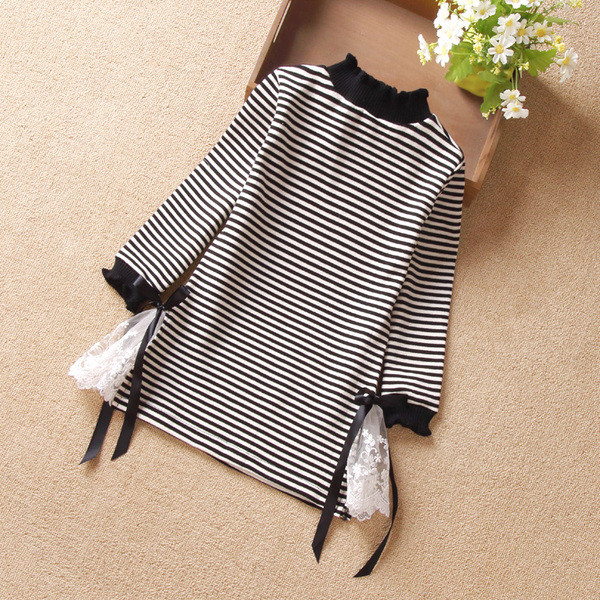 Modern csíkos gyerekruha csipke elemmel több színben