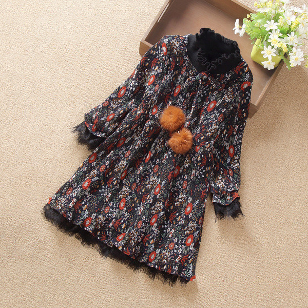 Korszerű hosszú ujjú gyerekruha virágmotívumokkal, két színben