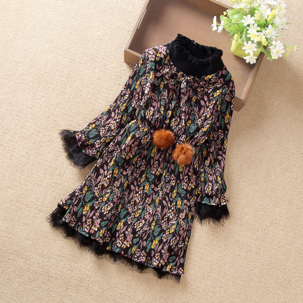 Korszerű hosszú ujjú gyerekruha virágmotívumokkal, két színben