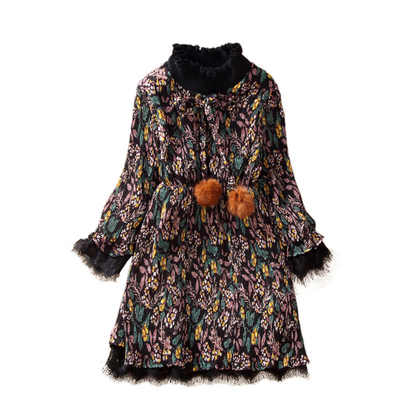 Korszerű hosszú ujjú gyerekruha virágmotívumokkal, két színben