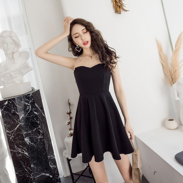 Stílusos női ruha fekete színben, gyöngy díszítéssel