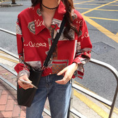 Alkalmi női ing piros színben feliratokkal és képekkel