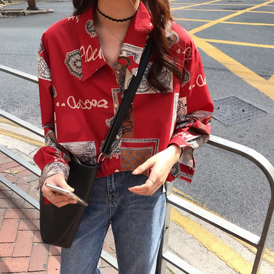 Alkalmi női ing piros színben feliratokkal és képekkel