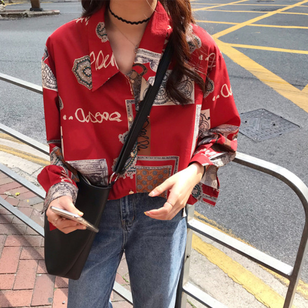 Alkalmi női ing piros színben feliratokkal és képekkel