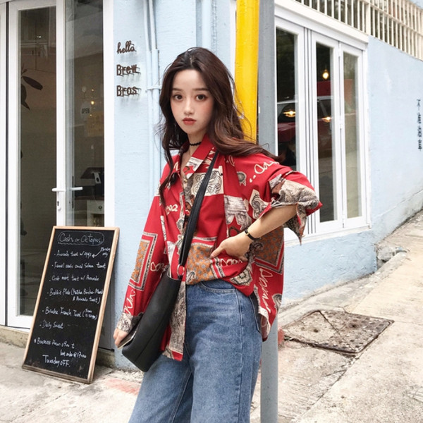 Alkalmi női ing piros színben feliratokkal és képekkel