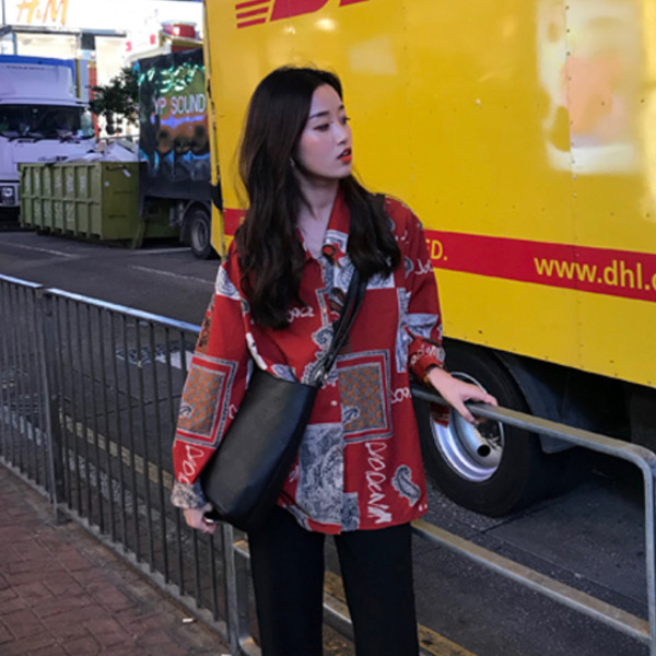 Alkalmi női ing piros színben feliratokkal és képekkel