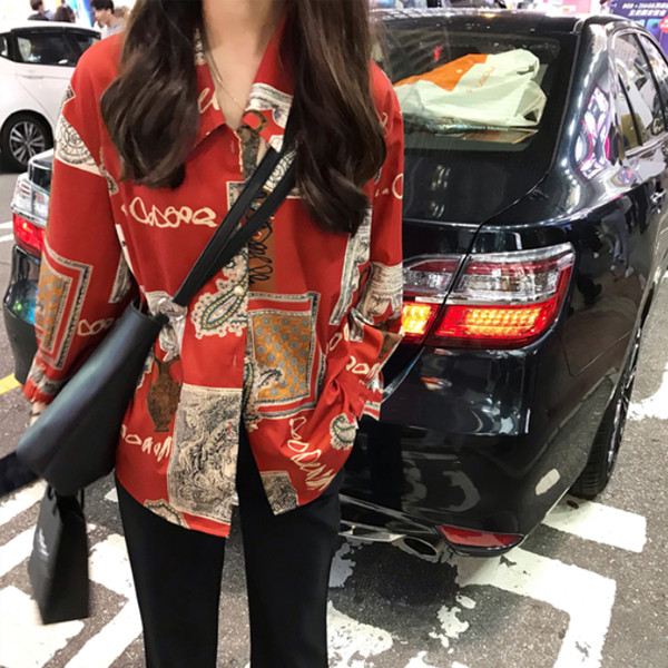 Alkalmi női ing piros színben feliratokkal és képekkel