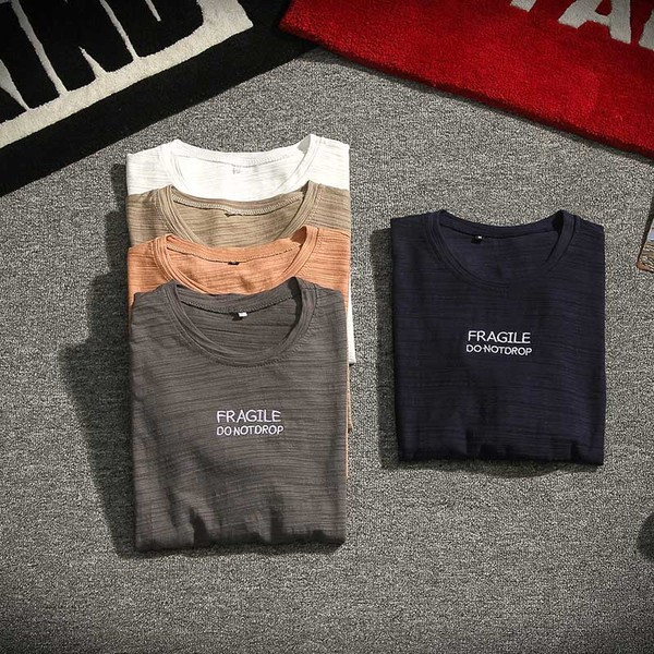 Alkalmi férfi blúz O-alakú gallérral és feliratokkal több színben