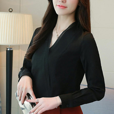 Κομψό γυναικείο πουκάμισο με ντεκολτέ σε σχήμα V σε λευκό και μαύρο χρώμα