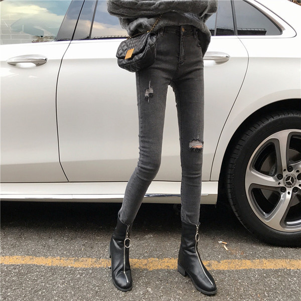 Μοντέρνα γυναικεία τζην με σχισμένα  σχέδια σε γκρι χρώμα