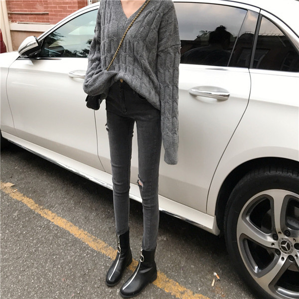 Μοντέρνα γυναικεία τζην με σχισμένα  σχέδια σε γκρι χρώμα