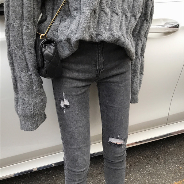 Μοντέρνα γυναικεία τζην με σχισμένα  σχέδια σε γκρι χρώμα